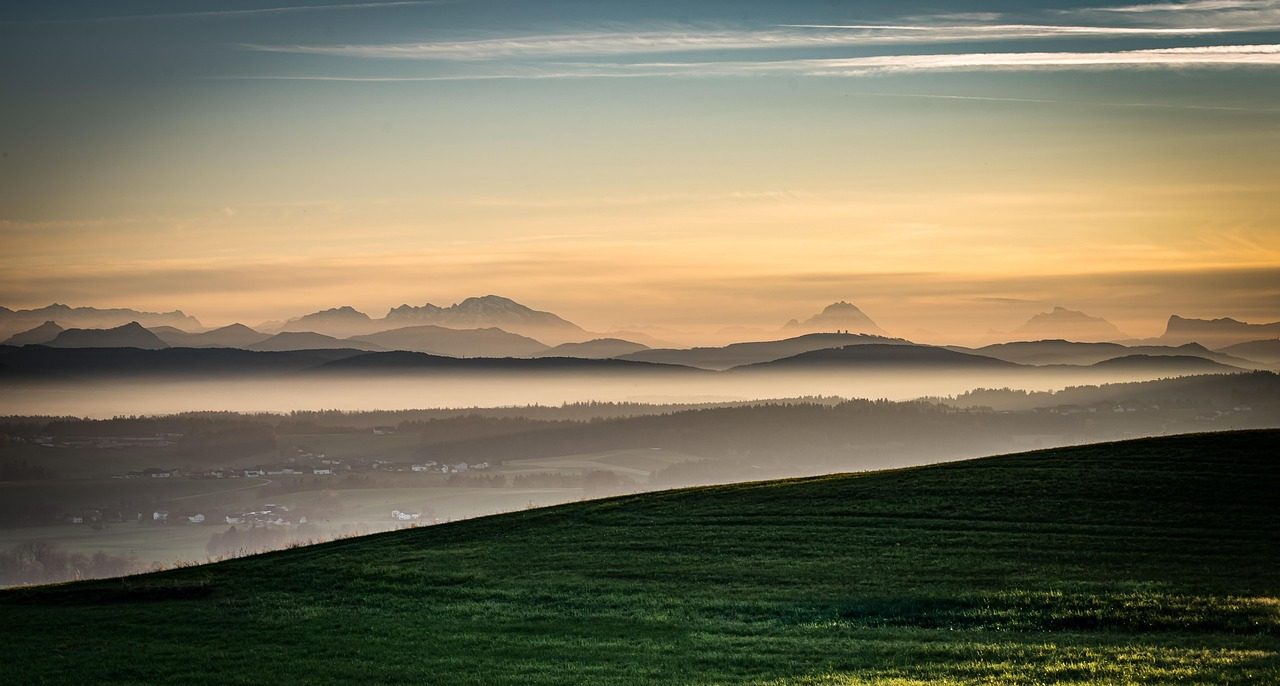 Alpské ráno – vrcholky hôr v čistom rannom svetle