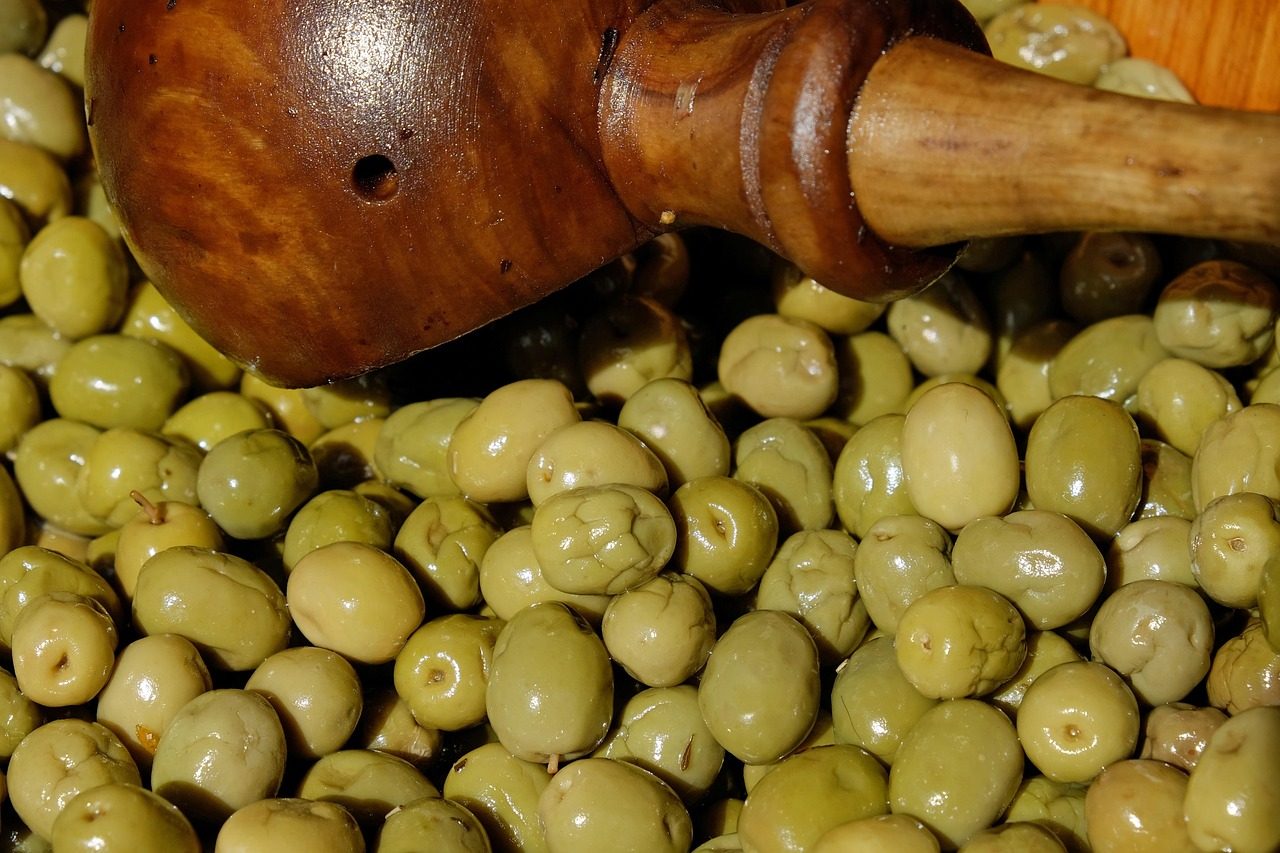 Čerstvé bylinky a zelenina na drevenom stole pri horskom okne